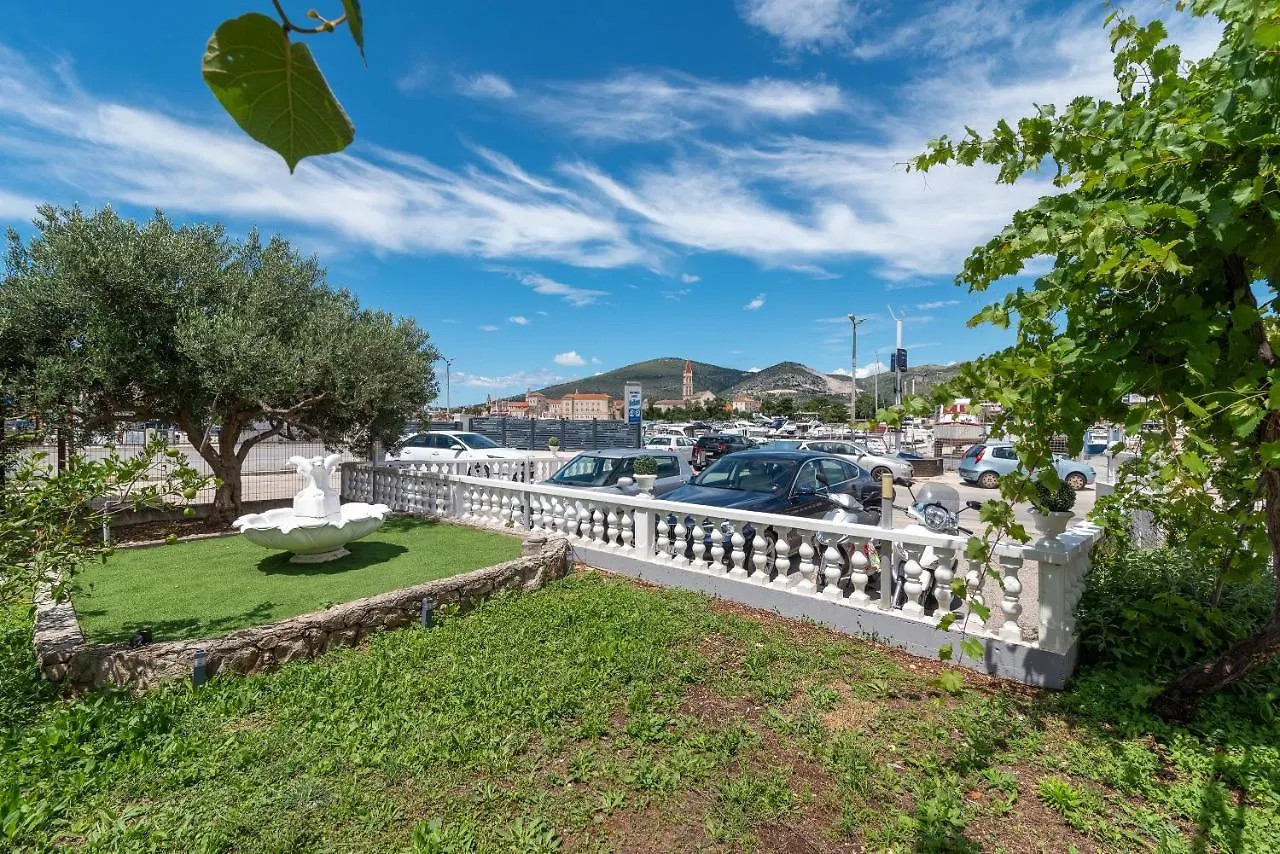 Apartments Bozan Trogir 0*,