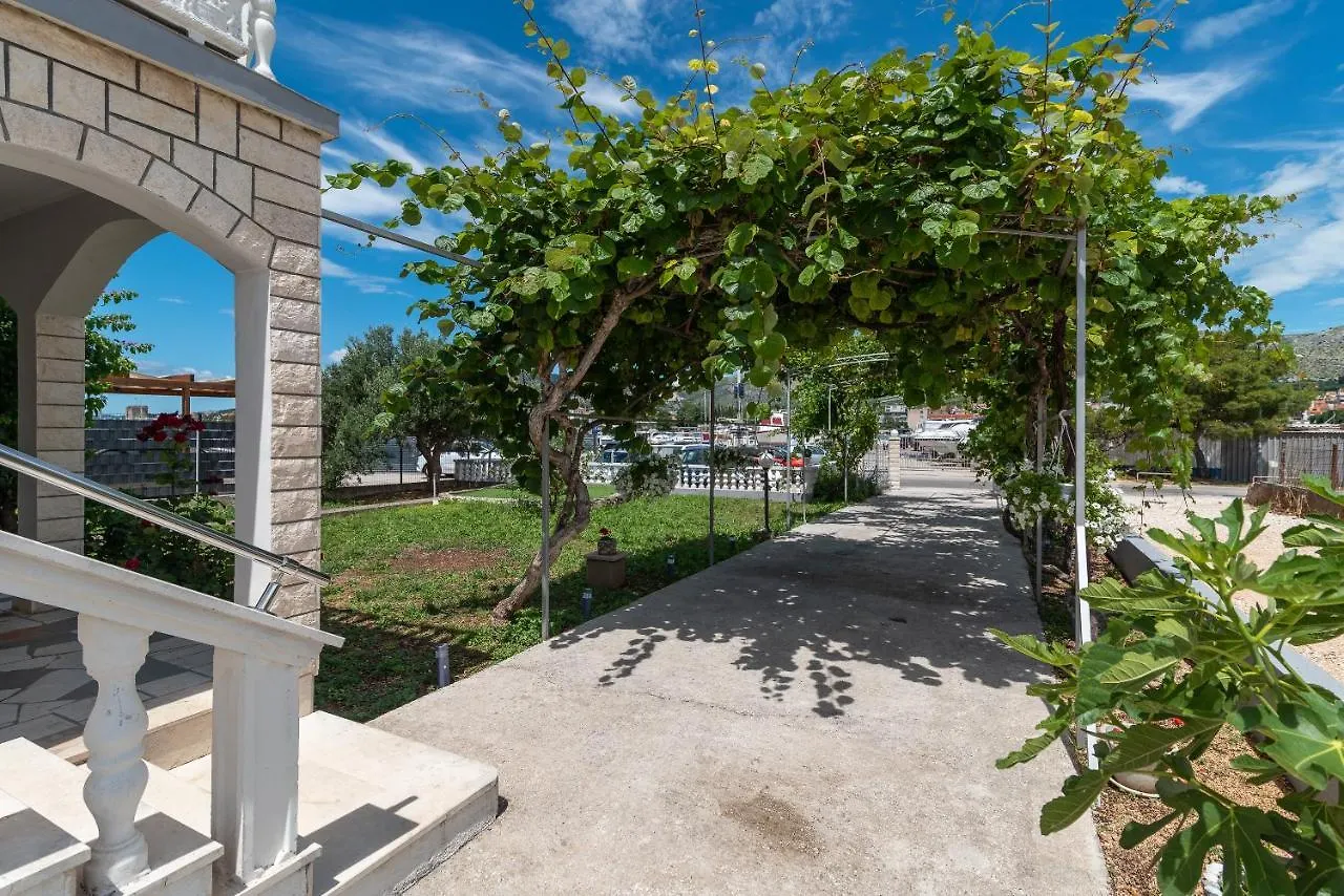 Apartments Bozan Trogir