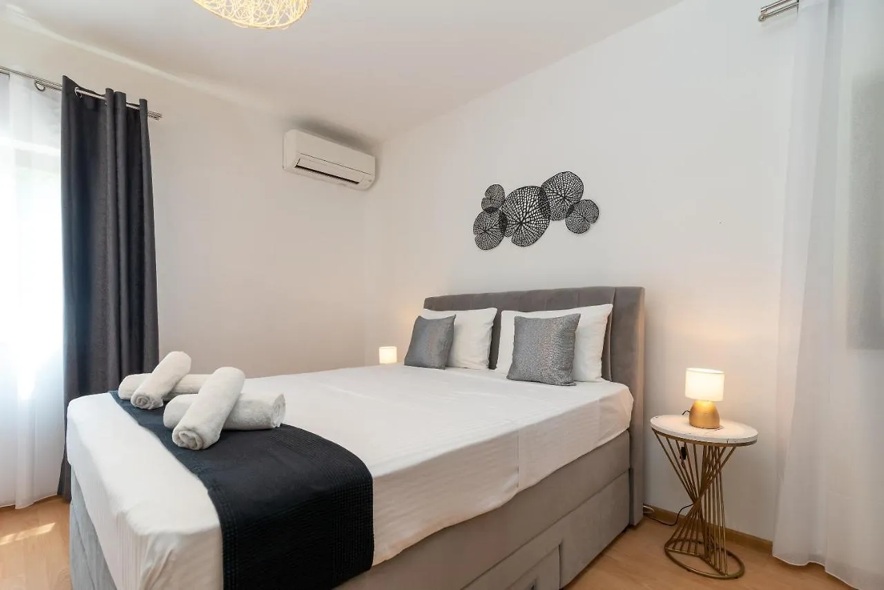 Apartments Bozan Trogir 0*,